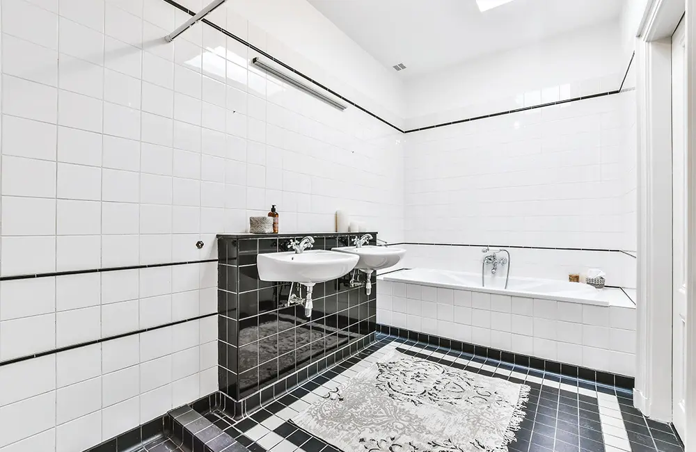 Read more about the article Walk-In Showers vs. Bathtubs: What Connecticut Homeowners Prefer